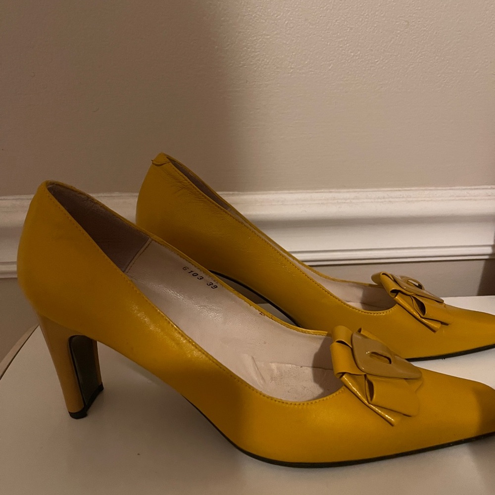Yellow pumps real foreign shoe